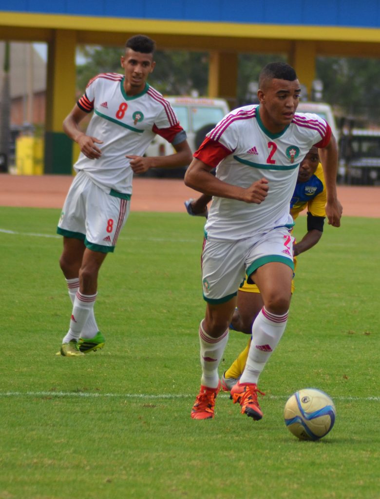 Maroc defender keeps the ball